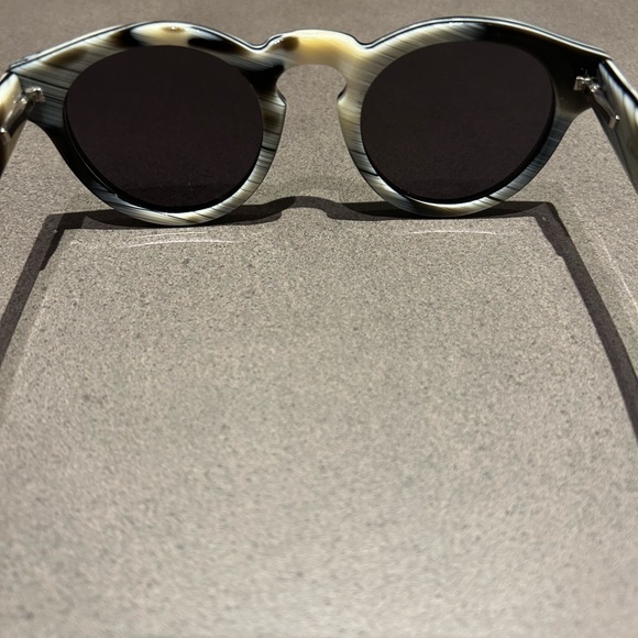 Illesteva Leonard Sunglasses in Horn frame and black lenses - Picture 4 of 8